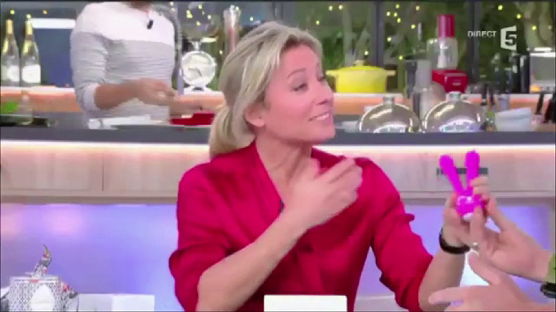 ⁣Vidéo : Arnaud Ducret : Son cadeau coquin à Anne-Sophie Lapix !