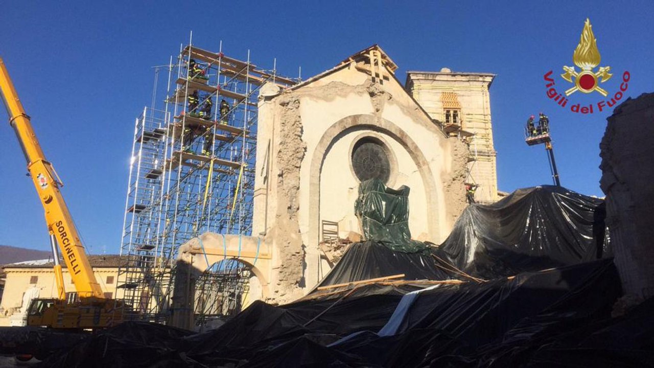 Fassade der benedikt-basilika im italienischen norcia gesichert