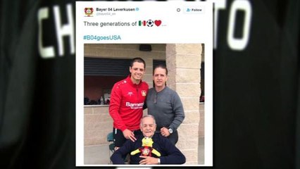 Chicharito recibe visitas en su entrenamiento