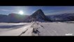 Vol d'un Drone de course en haut des montagnes des Alpes Suisses