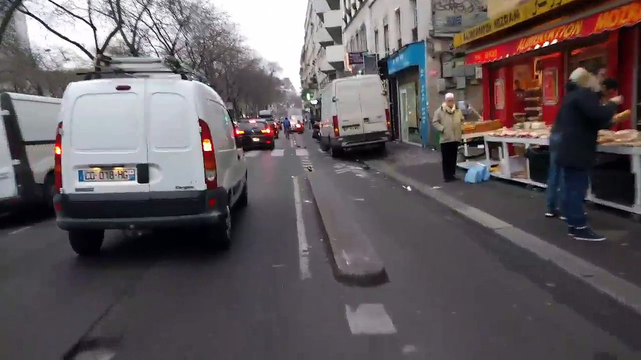 Rouler sur une piste cyclable à Paris
