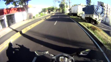 Download Video: Ce conducteur n'a pas vu le motard... Et bim grosse gamelle!