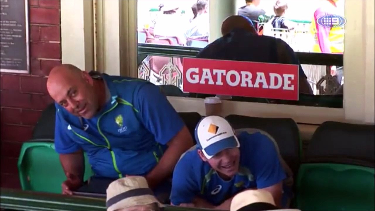 L’ancien premier ministre australien boit une bière cul sec !