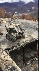 Engin de démolition suspendu à une grue