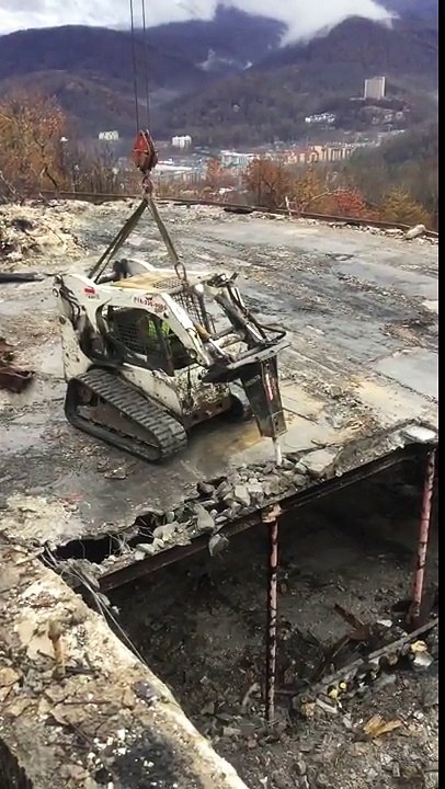 Engin de démolition suspendu à une grue