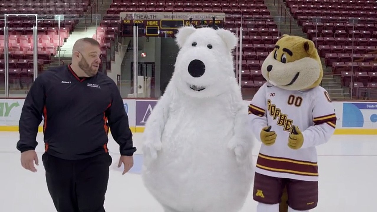 Un ours polaire chute sur une patinoire pendant le tournage d'une pub