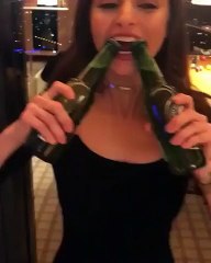 La manière dont cette ravissante brune ouvre deux bouteilles de bière en même temps vous laissera sans voix !