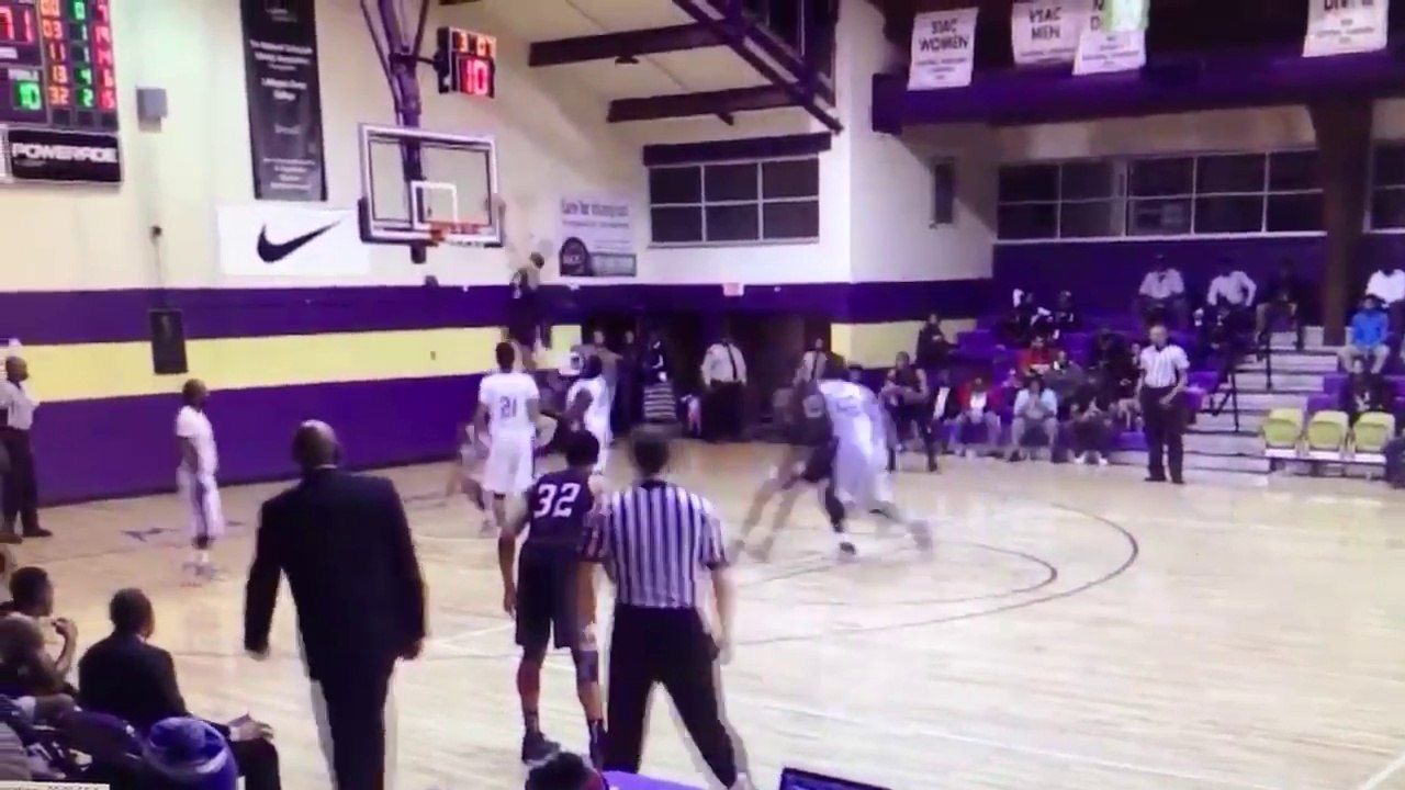 Derek Harper (1,80 m) claque le poster de l'année !