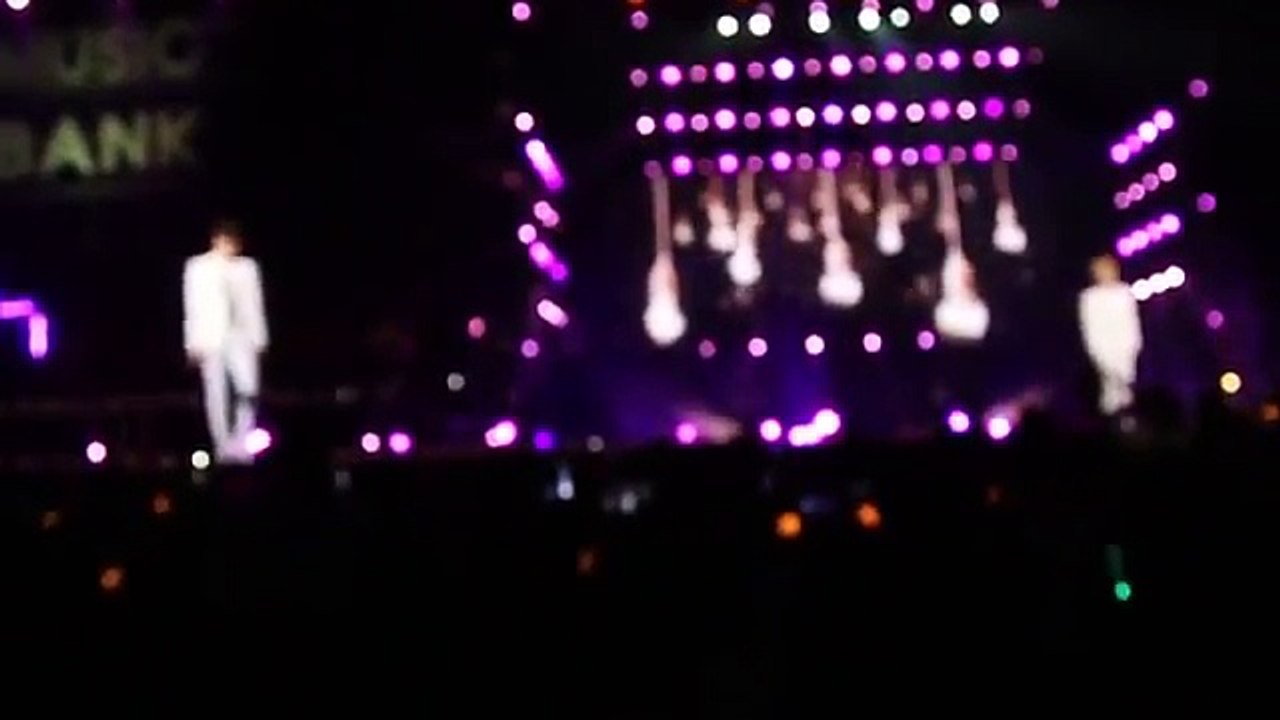 Sao Hàn hát 'Yêu lại từ đầu' đốn tim fan - Music Bank In Hanoi