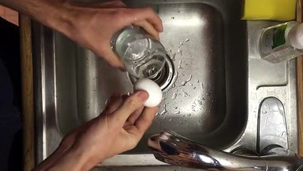 Here's how to peel a boiled egg in a few seconds