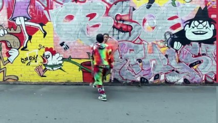 It performs the same dance with 100 different people. The end result is really brilliant!