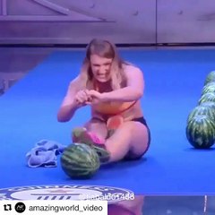 Elle écrase des pastèques avec ses cuisses