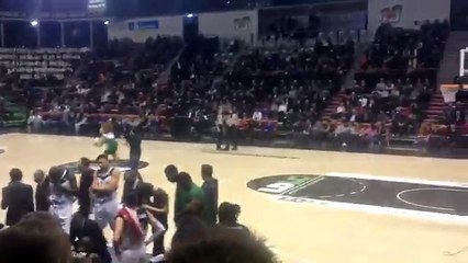 Dos au panier, la mascotte de l'ASVEL marque du milieu de terrain