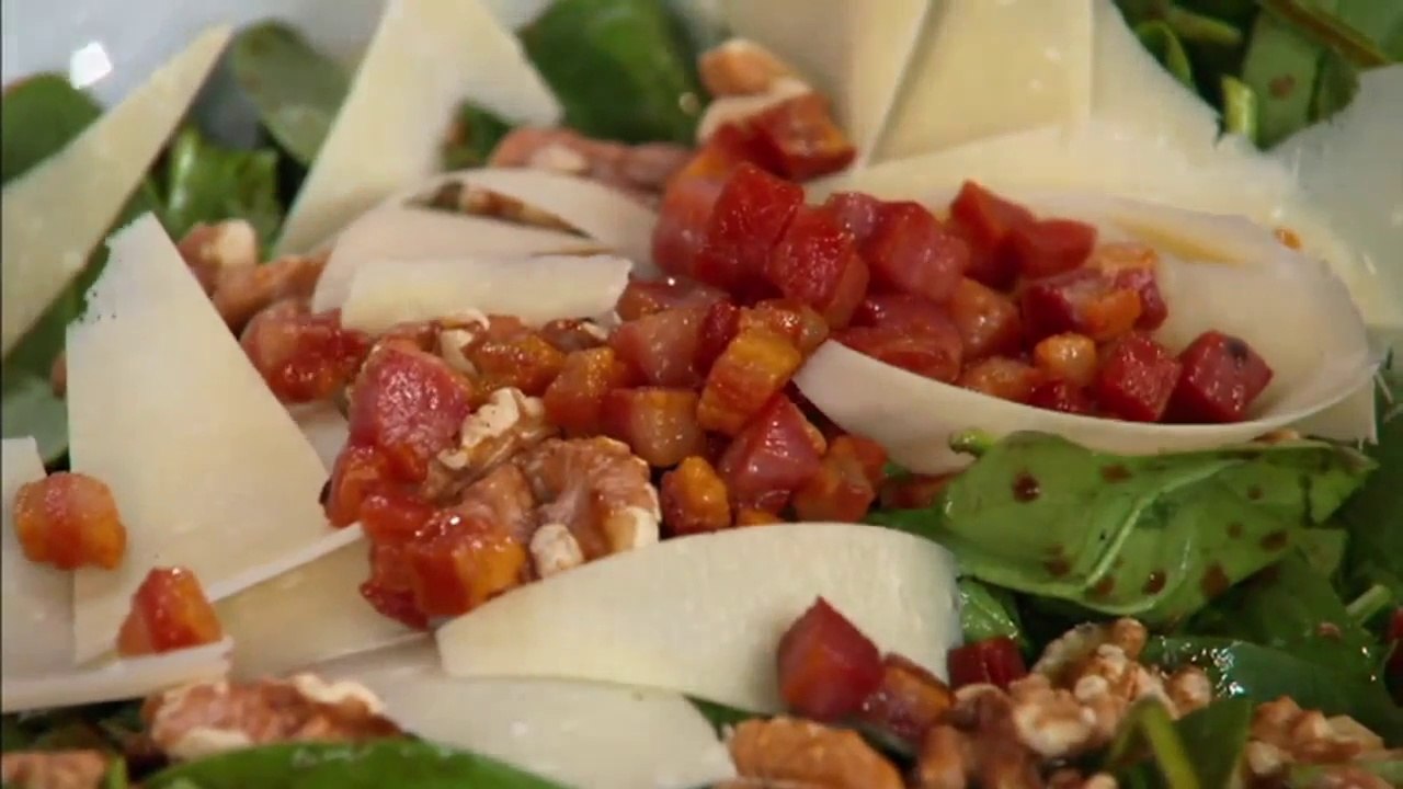 Frischer Salat mit jungem Spinat, Mandarinen und Pancetta