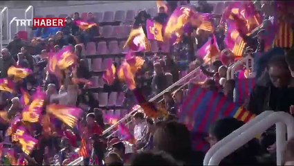 Barcelonalı futbolcular çocuklarla