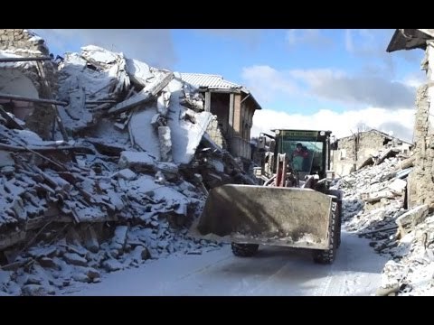 Amatrice (RI) - Terremoto, rimozione macerie dalle strade del centro (05.01.17)