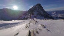 Vol d'un drone dans les Alpes suisses
