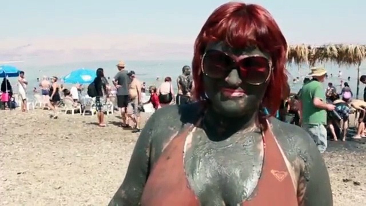 He throws a bowling ball of 7 kg in the Dead Sea waters. What happens is amazing!
