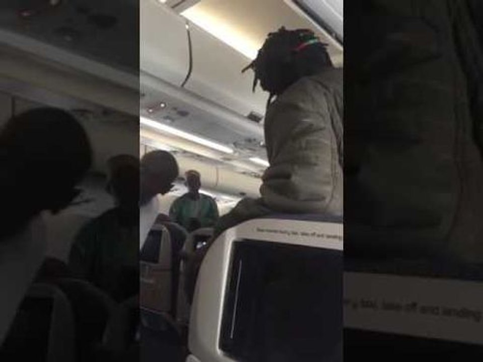 Un sans papier fait un scandale dans l'avion qui le ramène dans son pays !
