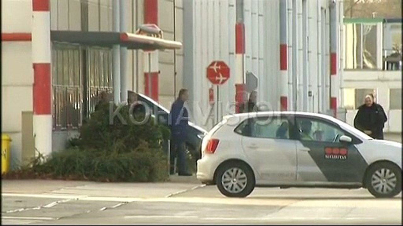 Pamje nga arrestimi i Haradinajt në aeroport
