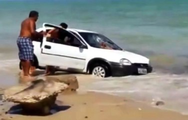 Sahilde Turlayan Arabanın Üzerine Kaya Fırlattı