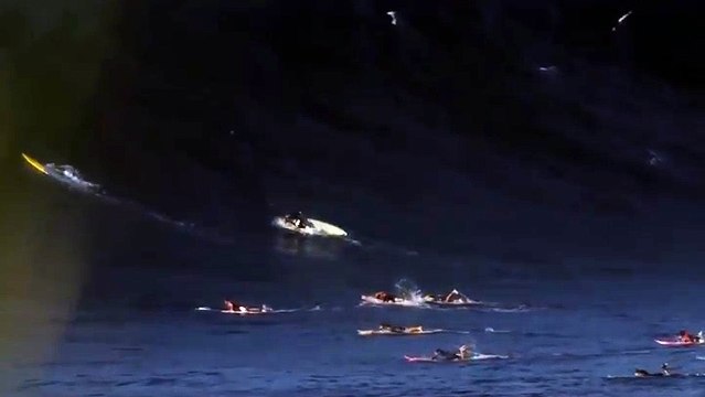 Ils surfent une immense vague et essaye de passer en dessous