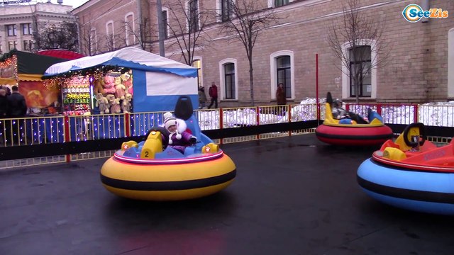 Ярослава Катается на Машинках и Гуляет возле Новогодней Елки на Ярмарке Видео для детей Tiki Taki