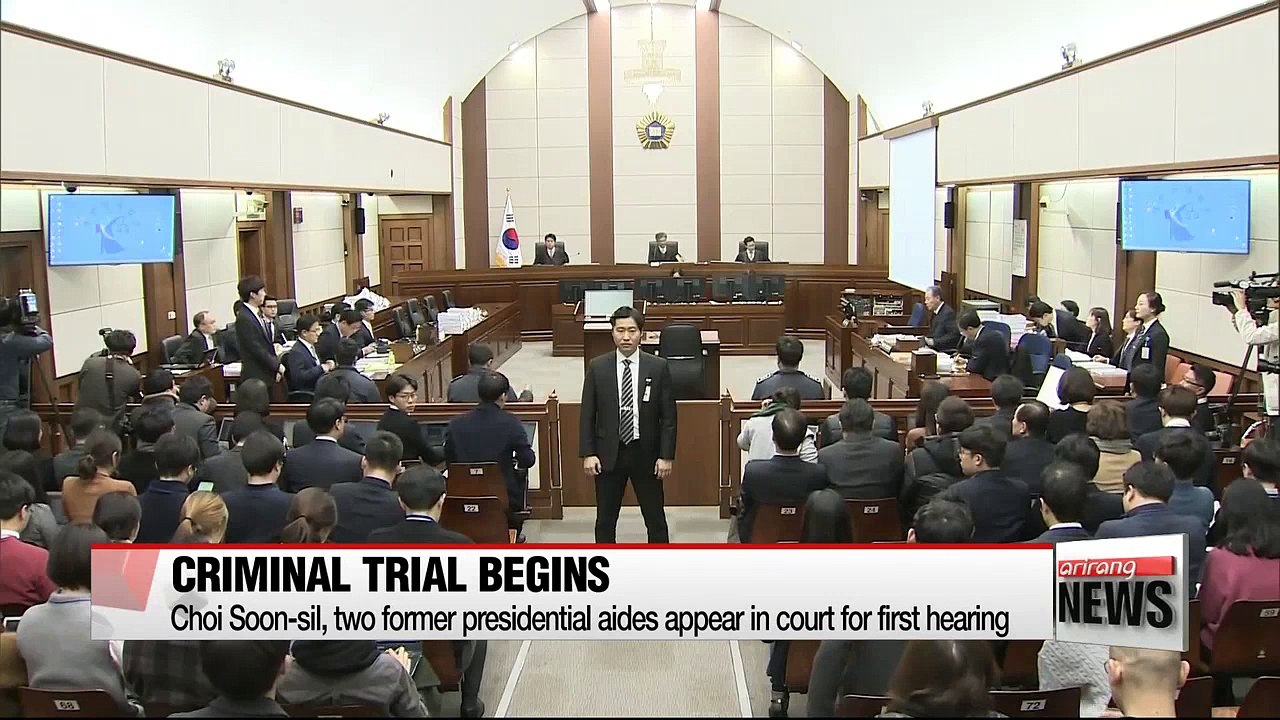 Choi Soon-sil and ex-presidential aides deny charges in first trial hearing