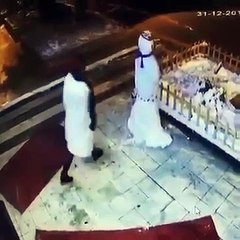 Une femme casse un bonhomme de neige mais elle va le payer !