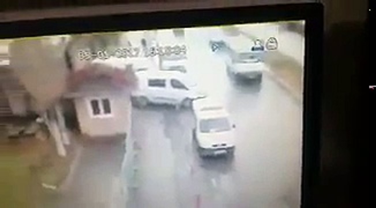 Momenti i shperthimit ne Izmir (pamje nga kamerat e sigurise)