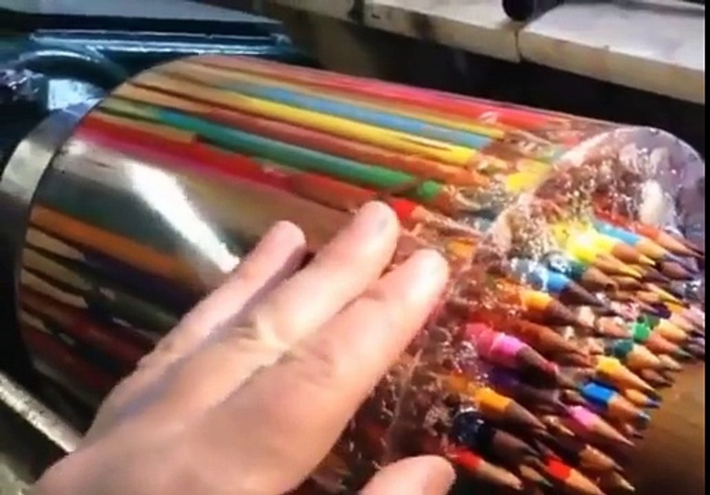 Un artiste crée un vase magnifique à partir de crayons de couleur