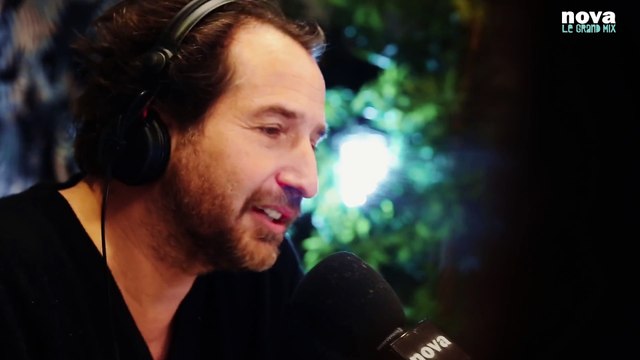 Quand Edouard Baer réveille Alain Chabat et le chambre sur sa voix érotique