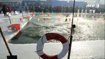 Chine : des nageurs bravent le froid lors du festival de glace