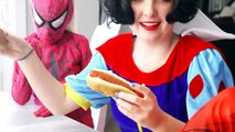 Spiderman Ruins Elsas Dress!! Spiderman and Elsa shrink her dress! w/ superman and pink spidergirl