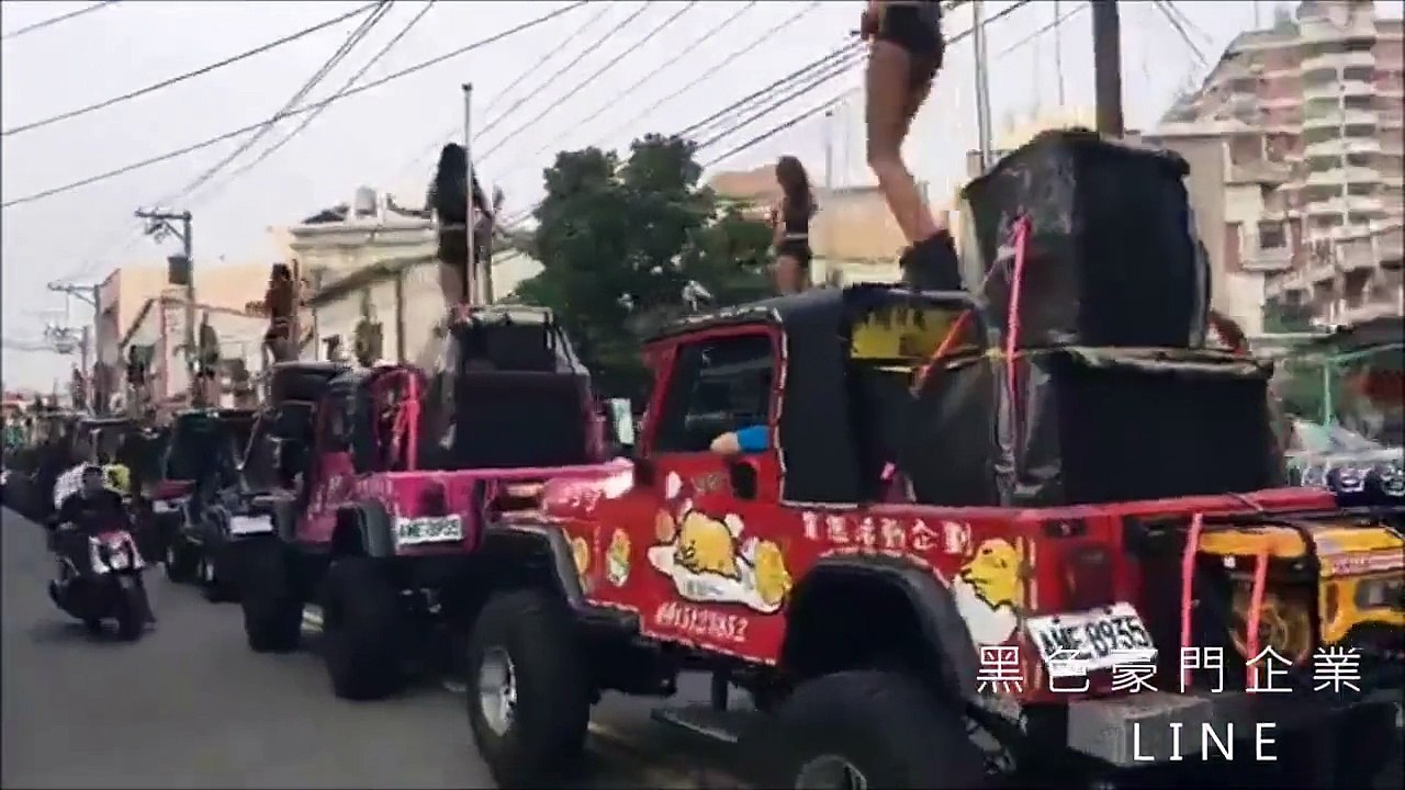 Il se paye des danseuses de pole dance pour son enterrement!