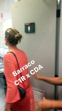 Tia Perucas e Safira, de Cúmplices, brigam no banheiro do SBT