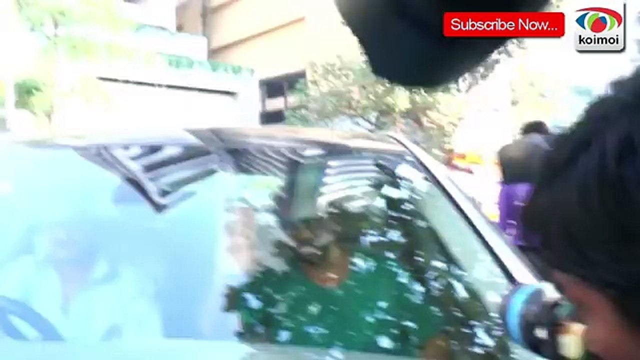 Hospital Footage _ Celebrities Visit Kareena Kapoor Khan & Her Son Taimur Ali Khan