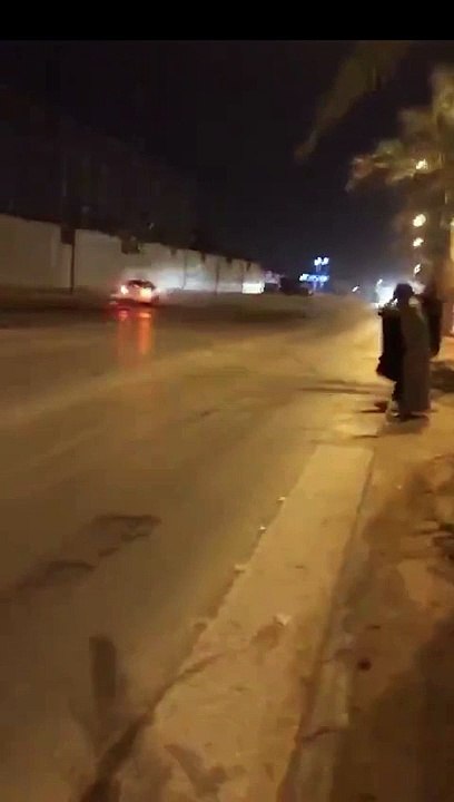 il fait un gros drift en pleine rue et se crashe sur la voiture de ses potes