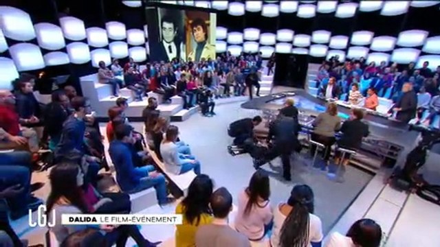 Une invitée du Grand Journal fait une crise d'épilepsie en plein direct - Sveva Alviti