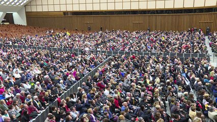 Papa recebe vítimas de terremotos