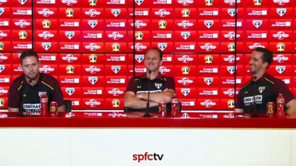 Gringos de Ceni arriscam português em apresentação no São Paulo