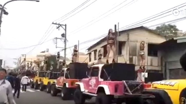50 danseuses de pole dance dans un cortège funéraire