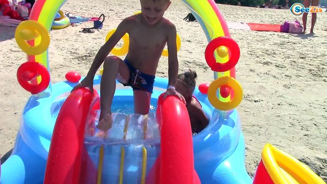 Ярослава и Игорек в бассейне купаемся с Надувными Игрушками и Разноцветными Шариками