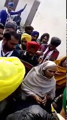 ੲਿੱਕ ਮਾਂ ਜੋ ਕਿ ਪੰਜਾਬ ਦੇ ਮੌਜੂਦਾ ਹਲਾਤਾਂ ਲਈ ਕਾਫੀ ਚਿੰਤਤ ਸੀ,ਨੇ ੲਿਹਨਾਂ ਲੋਟੂ ਕਾਲੀ,ਕਾਂਗਰਸੀਆਂ ਨੂੰ ਕਾਫੀ ਲਾਹਨਤਾ