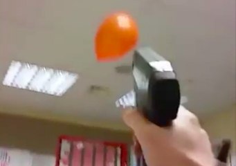 Un homme tire sur des ballons avec un pistolet à agrafe !