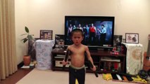 Un enfant de 5 ans rejoue la scène culte de Bruce Lee avec les Nunchaku