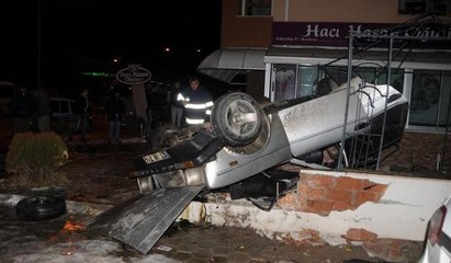 Otomobil bahçe duvarına çarptı... 2 ölü, 1 yaralı