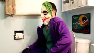 Joker vs ManBearPig! - Superhero Villain Battle In Real Life スパイダーマン-h5x71G