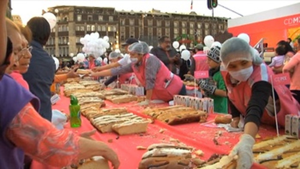 Reciben con una Mega Rosca a los Reyes Magos en México