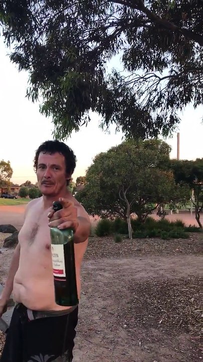 Ce gars ivre crie des injures racistes dans un parc